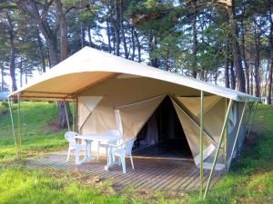 Tent - 20m² - 3 slaapkamers + elektriciteit + overdekt terras