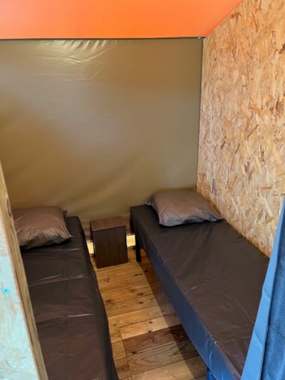 Canvas tent - 20m² - 3 bedrooms + electricity + sheltered terrace