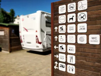 Stellplatz - Stellplatz + Wohnmobil + Strom - Camping Joncar Mar