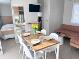 Mietunterkunft - Mobilheim Clicochic Top P Resta  - 28 M² - 2 Schlafzimmer - Feldansicht - Clico Chic - Camping Le Village des Meuniers