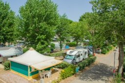 Kampeerplaats(en) - Standplaats Comfort (Tent, Caravan Of Camper / 1 Auto / Elektriciteit) +Wateraansluiting En Afvoer - Camping Les Jardins d'Agathe
