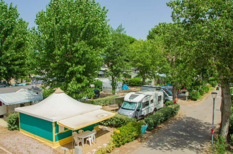 Piazzola Confort (tenda, roulotte, camper / 1 auto / Elettricità 10A) + Raccordo all'acqua + scarico