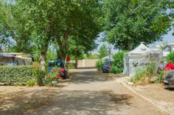 Stellplatz - Stellplatz Komfort (Zelt, Wohnwagen, Wohnmobil / 1 Auto / Strom)+Fließwasser- Und Abwasseranschluss - Camping Les Jardins d'Agathe