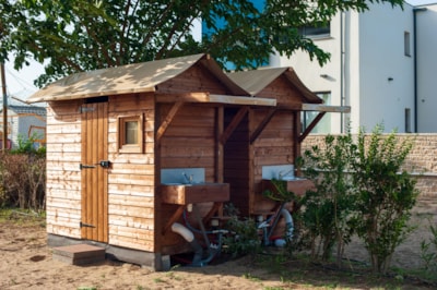 Premium Pitch with Private Sanitary (1 tent, caravan or motor home / 1 car / electricity 16A) — 1