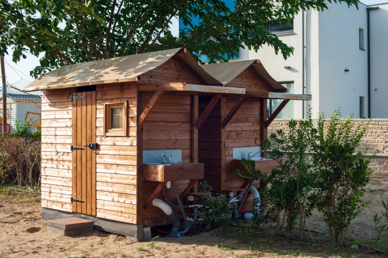 Premium Pitch with Private Sanitary (1 tent, caravan or motor home / 1 car / electricity 16A)