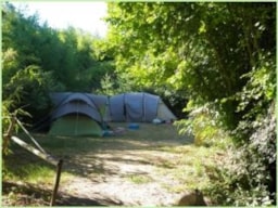 Kampeerplaats(en) - Pakket Wandelaar / 1 Tent Zonder Elektriciteit - Flower Camping La Beaume