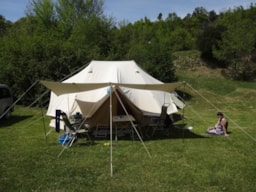 Kampeerplaats(en) - Basisprijs Comfortplaats (1 Tent, Caravan Of Camper / 1 Auto / Elektriciteit 6A) - Flower Camping La Beaume