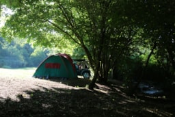 Kampeerplaats(en) - Basisprijs Natuurplaats (1 Tent, Caravan Of Camper / 1 Auto) - Flower Camping La Beaume