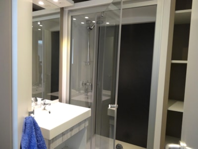 Chalet 32m² PREMIUM - 2 bedrooms + semi-covered terrace + TV + dishwasher + air conditioning