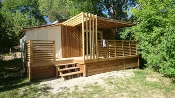 Mietunterkunft - Chalet Pili-Pili Bois 32M² Confort 3 Zimmer + Überdachte Terrasse - Flower Camping La Beaume