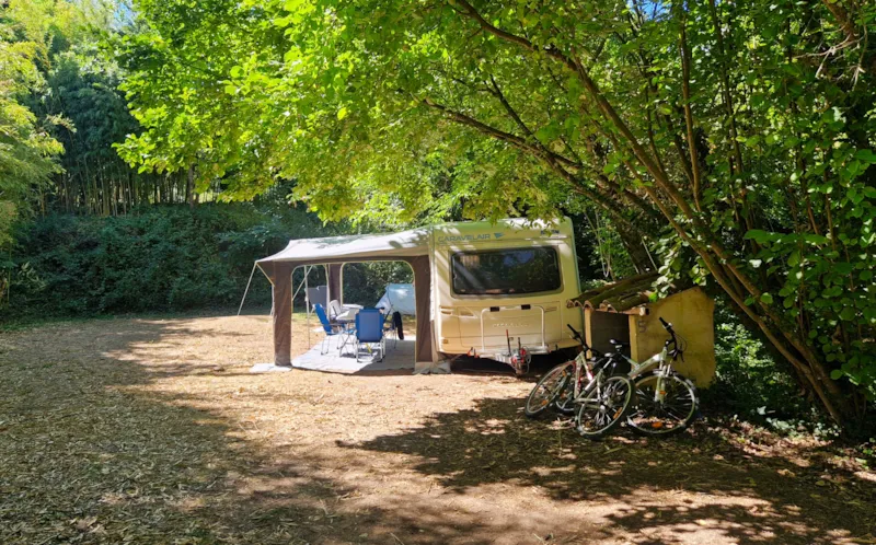 Forfait Confort (1 Tente, Caravane Ou Camping-Car / 1 Voiture / Électricité 6A)