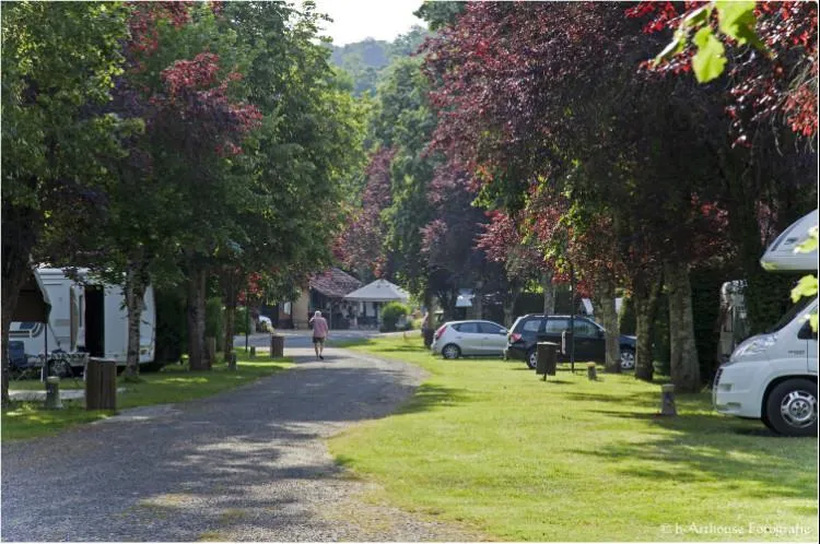 Emplacement Confort Tente, Caravane Ou Camping-Car + 1 Voiture (Raccordement Eau Courante / Evacuation)
