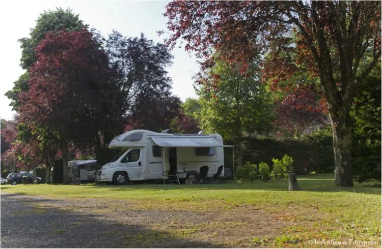 Emplacement Confort Tente, Caravane Ou Camping-Car + 1 Voiture (Raccordement Eau Courante / Evacuation)