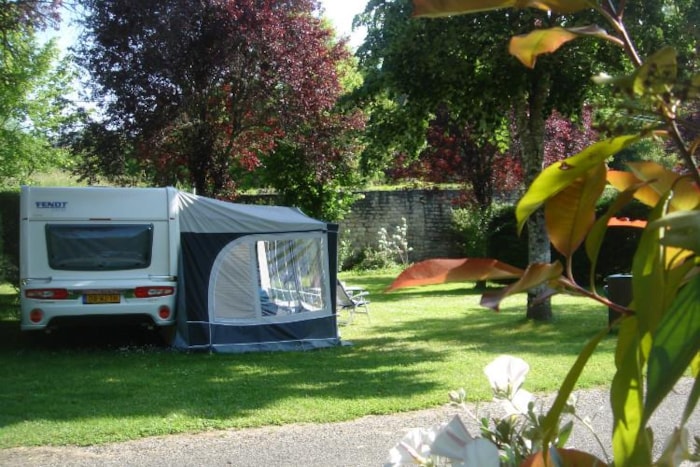 Emplacement Confort Tente, Caravane Ou Camping-Car + 1 Voiture (Raccordement Eau Courante / Evacuation)