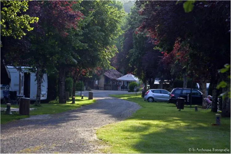 Emplacement Confort Tente, Caravane Ou Camping-Car + 1 Voiture (Raccordement Eau Courante / Evacuation)