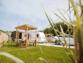 Stellplatz - Premium-Paket + Privates Sanitär - Camping Port'Land