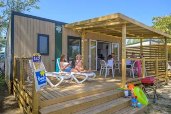 Mietunterkunft - Homeflower Premium 35M² (3 Schlafzimmer) + Klimaanlage + Halbüberdachte Terrasse + Tv + Bettwäsche - Flower Camping Le Bois d'Amour