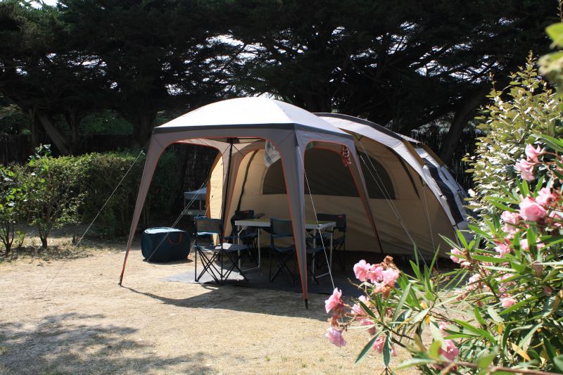 Emplacement - Forfait Confort (1 Tente, Caravane Ou Camping-Car / 1 Voiture / Électricité 10A) - Flower Camping Le Bois d'Amour