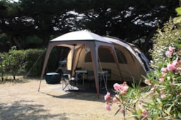 Kampeerplaats(en) - Basisprijs Comfortplaats (1 Tent, Caravan Of Camper / 1 Auto / Elektriciteit 10A) - Flower Camping Le Bois d'Amour