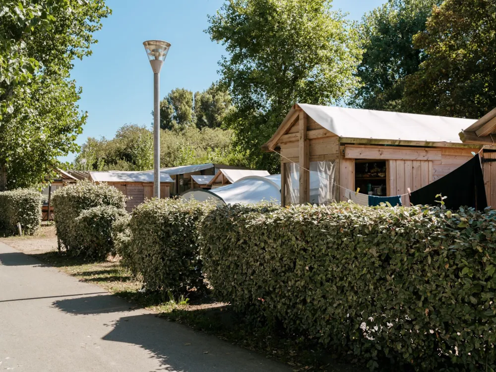Stellplatz - Stellplatz Premium Freecamp + Strom 10A - Flower Camping Le Bois d'Amour