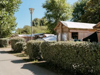 Stellplatz - Stellplatz Premium Freecamp + Strom 10A - Flower Camping Le Bois d'Amour