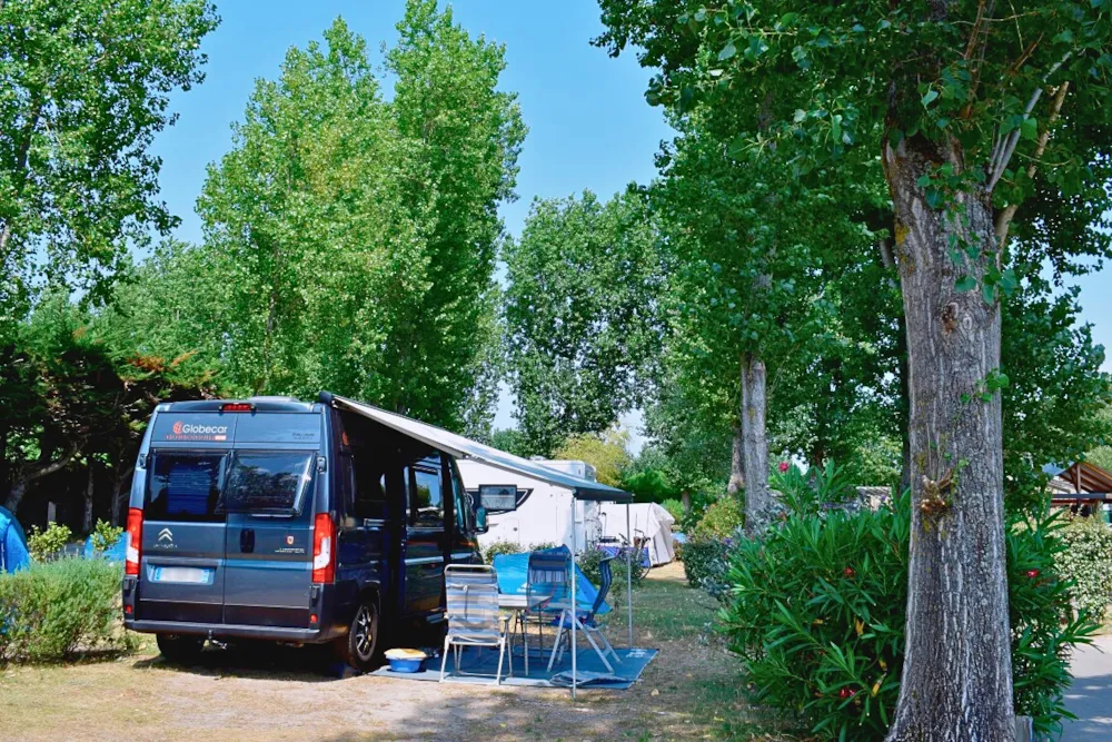 Stellplatz - Stellplatz Confort (Zelt, Wohnwagen, Wohnmobil / 1 Auto / Strom 10A) - Flower Camping Le Bois d'Amour