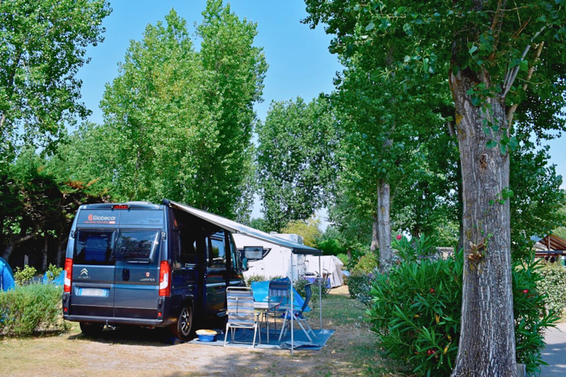 Comfort Package (1 tent, caravan or motorhome / 1 car / electricity 10A)