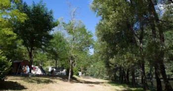Stellplatz - Stellplatz  (Am Ufer Der Dordogne) 120M2 - Camping Au Soleil d'Oc