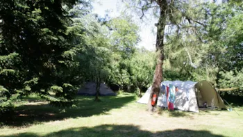 Stellplatz - Der Obstgarten - Für Kleine Wohnwagen Oder Wohnmobile, Aber Auch Für Zelte Und Faltanhänger. - Camping Le Petit Mas d'Ile