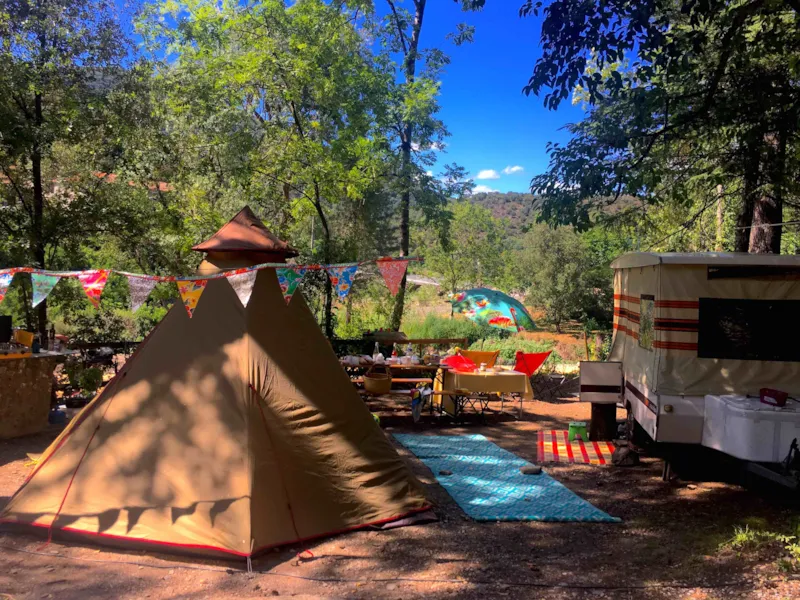 Emplacement Dans Les Bois - Ombragé Ou Semi Ombragé