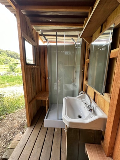 Emplacement Sous le Soleil - Grand Confort - Private kitchen and sanitary facilities — 2