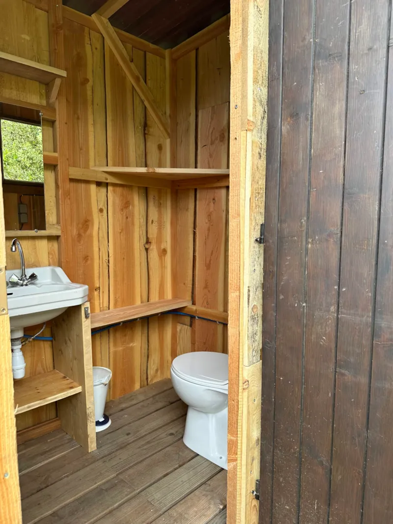 Emplacement Sous Le Soleil - Grand Confort - Cuisine Et Sanitaires Privatifs