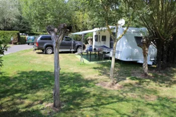 Emplacement - Emplacement Confort (Électricité Incluse + Réfrigérateur) - Camping Le Pont Rouge