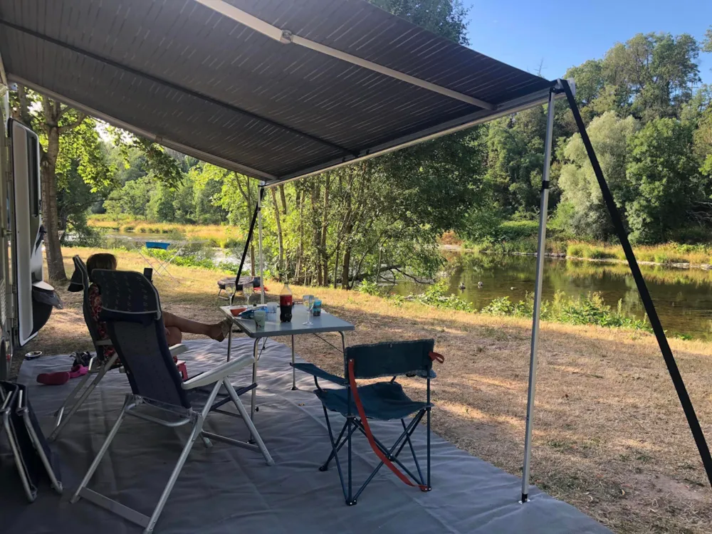 Pitch - Bare Pitch 100M² (Electricity Included) - Camping L'Ile aux Mille Charmes