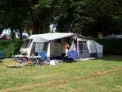 Stellplatz - Stellplatz + Fahrzeug + Strom - Capfun - Domaine de Kervel