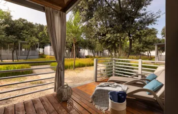 Mietunterkunft - Mobilheim Central Village Superior Plus - 36M² - - Lopari Camping Resort
