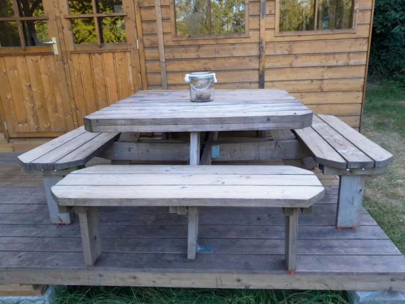 Chalet En Bois Avec Un Toit En Toile.