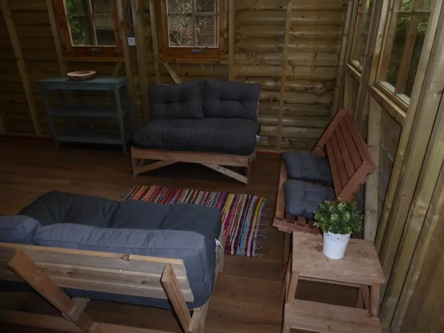 Chalet En Bois Avec Un Toit En Toile.