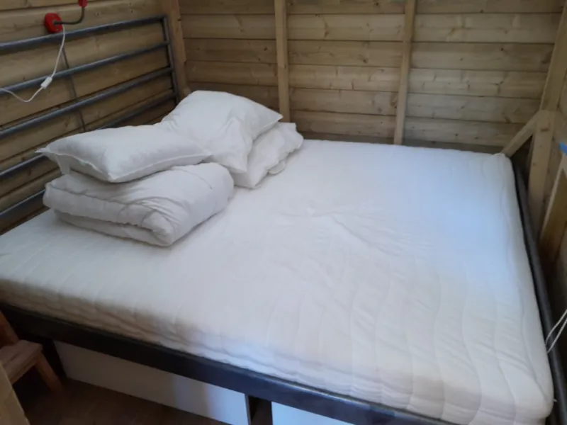 Chalet En Bois Avec Un Toit En Toile.