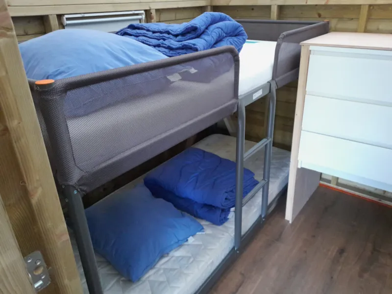 Chalet En Bois Avec Un Toit En Toile.