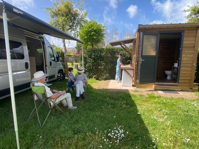 Stellplatz Serenity mit eigenem Sanitärbereich (Strom + Kühlschrank inklusive)