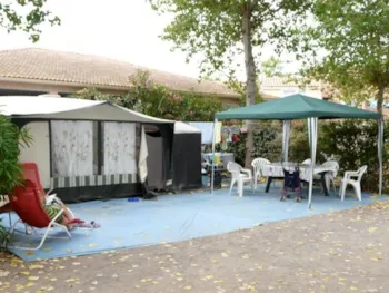 Stellplatz - Pauschale Confort Stellplatz : Strom + 1 Fahrzeug - Flower Camping Le Rochelongue
