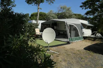 Stellplatz - Pauschale Confort Stellplatz : Strom + 1 Fahrzeug - Flower Camping Le Rochelongue