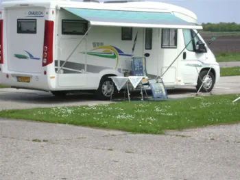 Stellplatz - Stellplatz : Wohnmobil + Strom - Camping De Ikeleane