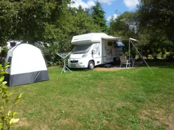 Stellplatz - Confort Stellplatz 1 - Strom 10 A - Abwasser - Fließwasseranschluss 100M² - Camping Marvilla Parks - Ty Nadan