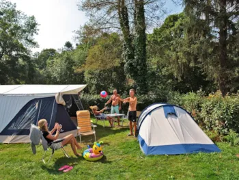 Stellplatz - Supérieur Confort Stellplatz - Strom 10 A - Abwasser - Fließwasseranschluss 130M² - Camping Marvilla Parks - Ty Nadan
