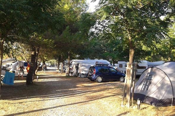 Piazzola :tenda grande , roulotte, camper / 1 auto / Elettricità  + Raccordo all'acqua + scarico