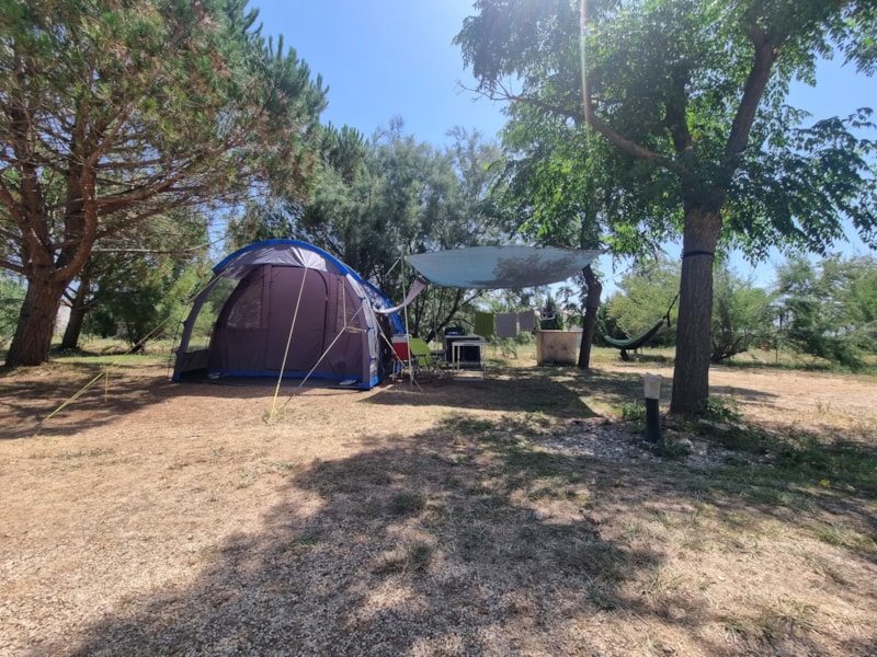 Emplacement + tente familiale, caravane ou camping-car + voiture + électricité + Raccordement eau + évacuation des eaux usées