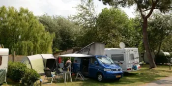 Stellplatz - Stellplatz + 1 Wagen - Chadotel Les Iles