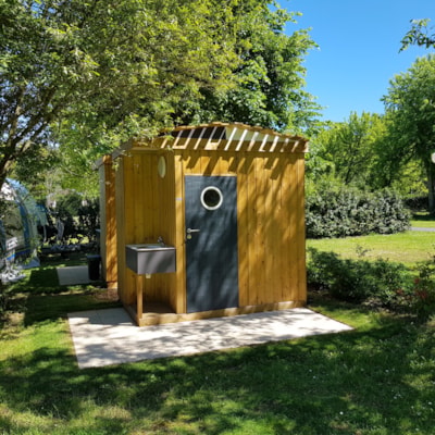 Camping pitch with individual sanitary facilities